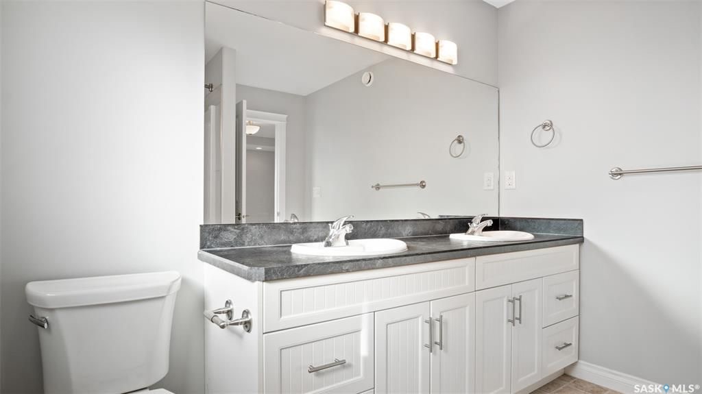 Evergreen小区2014年建3房3卫1书房大尺寸1804尺联排出售。带独立院子及连体车库。房屋特点：一楼书房，9次层高，新合成板地板，枫木厨房带不锈钢家电，客厅大窗好采光，二楼3个大卧室，主卧带步入式衣柜外加独立洗手间浴缸双洗手台。地下室未装修，高层高，带大窗户。房屋全新刷 - 20