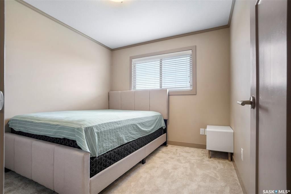 Evergreen小区核心路段2014年建1347尺4房4卫边户双车库联排别墅出售。房屋状况如新，可步行至小学和公园，近高中近购物。一楼客厅宽敞明亮，9英尺层高，高级复合板地板，全花岗岩台面，白色经典橱柜带阻泥，厨房不锈钢家电齐全。二楼洗衣房，超大主卧带完整洗手间和步入式衣柜。地 - 16