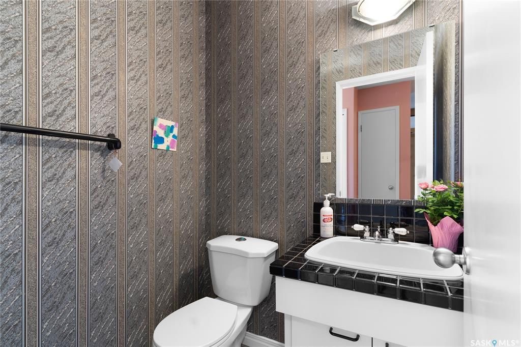 West College Park小区1797尺独立屋出售。位置位于小区核心安静街道，可步行到达双语小学，高中，8街购物等。5 房4卫3个大厅，地下室完全装修，主卧带独立洗手间，连房子双车库外加4车道。房屋门窗，地板，车库，厨房，外墙，室内墙面，瓦片，锅炉热水器大部分更新。后院宽 - 15