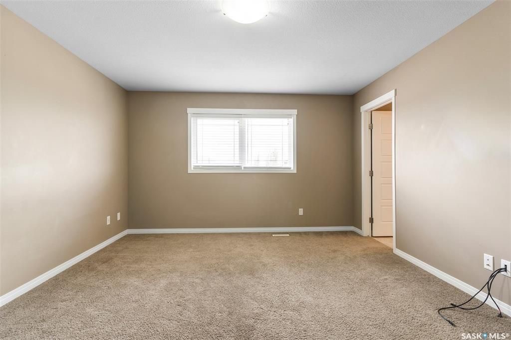 Stonebridge小区近1410尺错层独立屋出售，5房3卫，半地下室带合法出租2房1厅1厨1卫分电表，独立出入独立洗衣烘干，独立热水器。高档装修，连房加大尺寸双车库，双层露台。后院私密性好没有邻居相连。主层挑高顶，木地板，枫木橱柜，大厨房带独立角柜，主卧带独立洗手间和步入衣柜 - 17