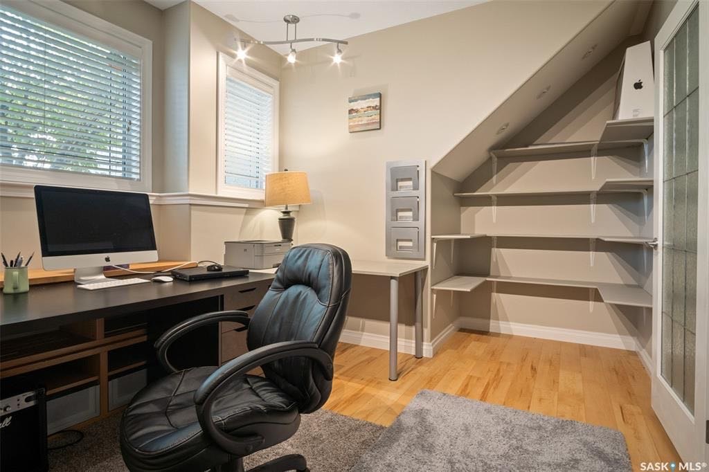 Willowgrove小区2006年建4房3卫错层独立屋出售，位置便利步行至两所小学，百年高中，近公园和购物中心，周边交通便利。开放式大厅，挑高屋顶带大量窗户，全实木地板。枫木橱柜，大型中岛，步入式储物柜。餐厅周围环绕着几扇大窗户，自然光充足且餐厅面积大，可容纳多人同时 - 9