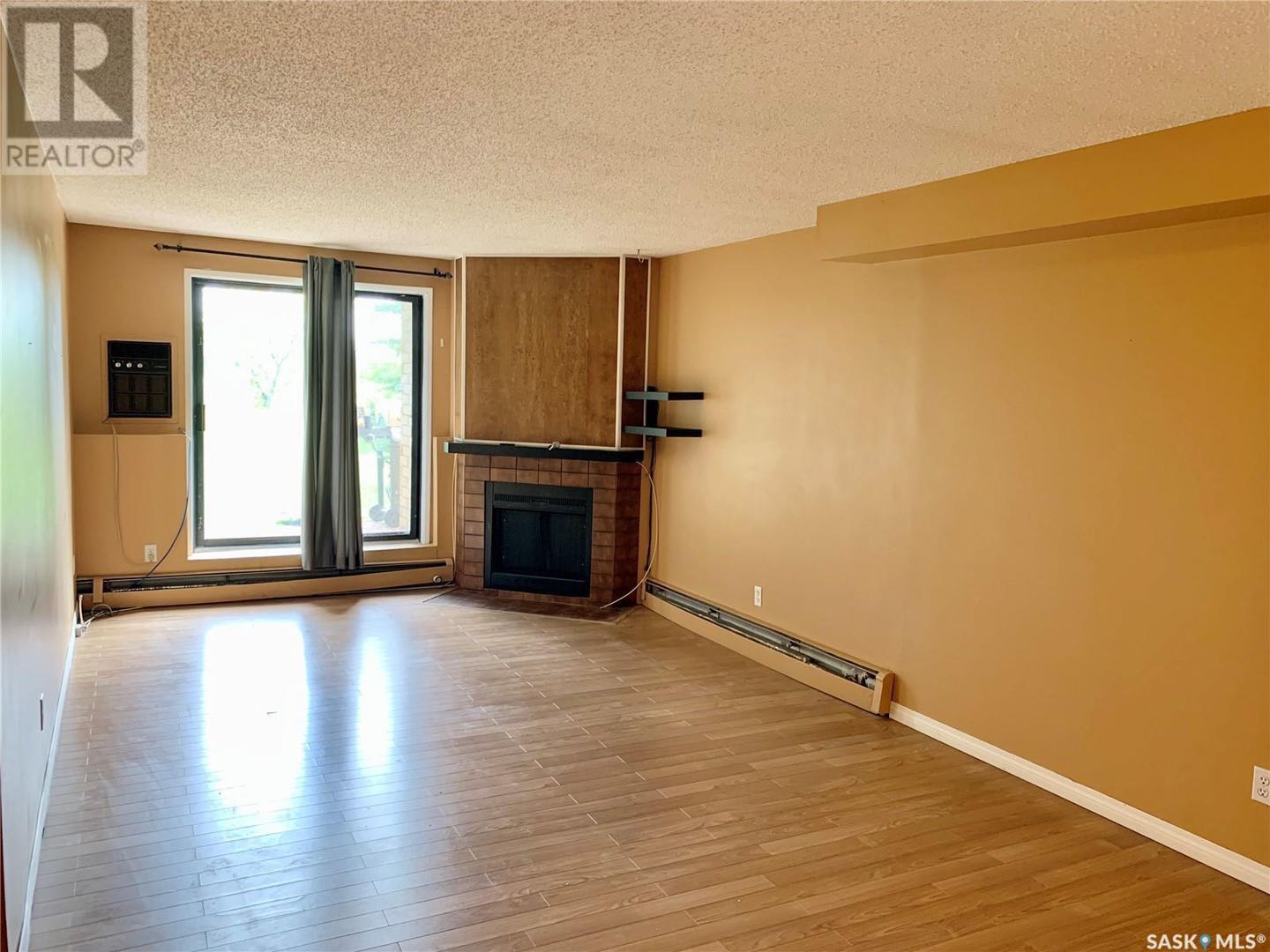 Wildwood小区850尺2室1卫公寓出售。靠近8街，背靠绿地和高尔夫球场，景色优美，环境安静。近公园，等其他生活设施，公交线路发达，交通非常便利。一层公寓，含阳台，一个地上车位，独立洗衣烘干机。屋内有壁炉，厨房设备齐全。挂牌价格：$119，000。有意请联系地产经纪Gary - 5