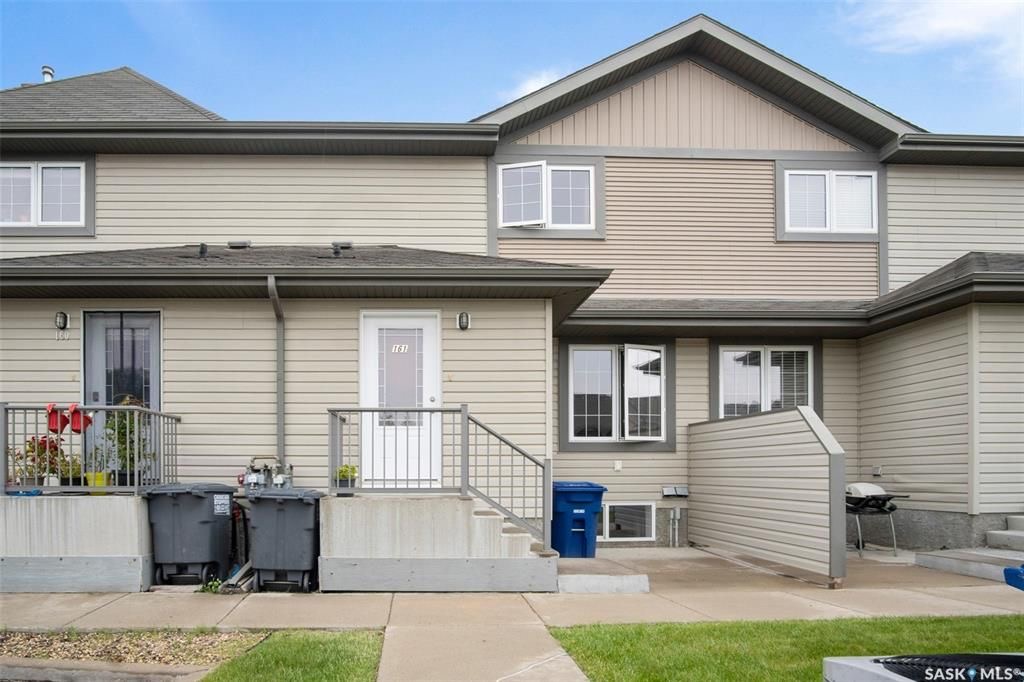 Willowgrove小学边3房4卫联排出售。步行至百年高中，公园超市购物，封闭小区1330尺，2007年建，保养如新。一楼大厅实木地板，枫木橱柜大厨房，2 楼两个大卧室各自带独立洗手间，地下室装修一房一厅一卫。另有一车库一车位。挂牌价格 $329900。详情联系Royal Le - 27