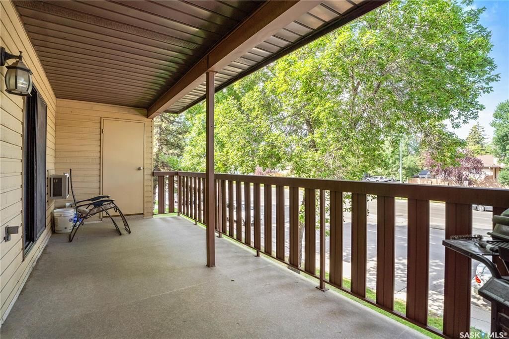 Wildwood小区核心路段3房2卫边户公寓出售，步行至8街购物，小学，公园，游泳馆，室内网球，图书馆。带大露台及储物间，双车位，枫木厨房大理石台面，明亮客厅带电子壁炉，主卧带独立洗手间。独立洗衣机烘干机（2022新换）。社区有健身房，壁球，桌球设施。可自住或投资。挂牌价格：$1 - 23