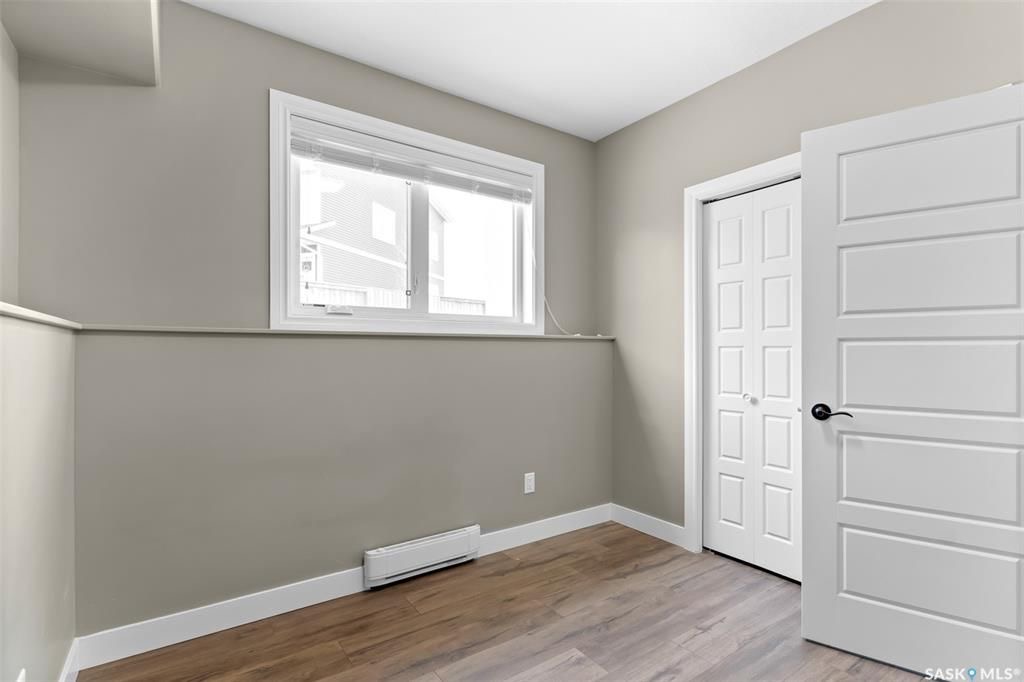 Evergreen小区近1500尺Jaylin Homes建商错层独立屋出售，5房3卫2书房，半地下室带合法出租2房1厅1厨1卫分电表，独立出入独立洗衣烘干，另有1房1厅1书房空间用于主层住户使用，高档装修，连房加大尺寸双车库，超大扇形地块，免维护带棚露台，三层窗户。主层9尺高天 - 21