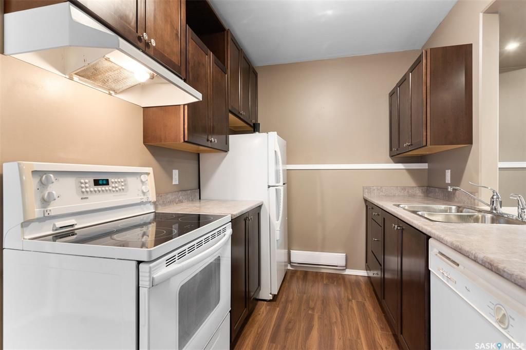 Stonebridge小区近1410尺错层独立屋出售，5房3卫，半地下室带合法出租2房1厅1厨1卫分电表，独立出入独立洗衣烘干，独立热水器。高档装修，连房加大尺寸双车库，双层露台。后院私密性好没有邻居相连。主层挑高顶，木地板，枫木橱柜，大厨房带独立角柜，主卧带独立洗手间和步入衣柜 - 25