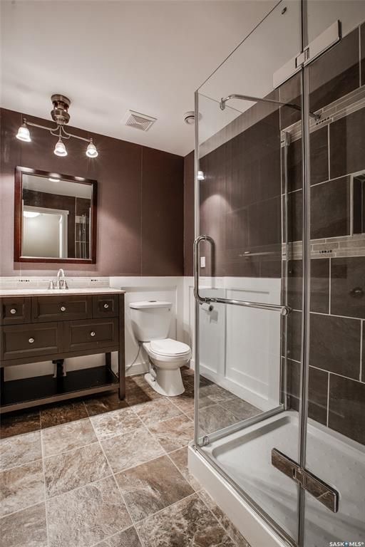 Willowgrove小区双车库4房4卫带独立院子联排屋出售。步行350米 至小学 近St Joseph 和Centennial百年高中。主卧带独立洗手间，地下室装修有一房一厅一卫，高档装修保养佳。挂牌价格：$339000。详情联系地产经纪Gary Gai - 8