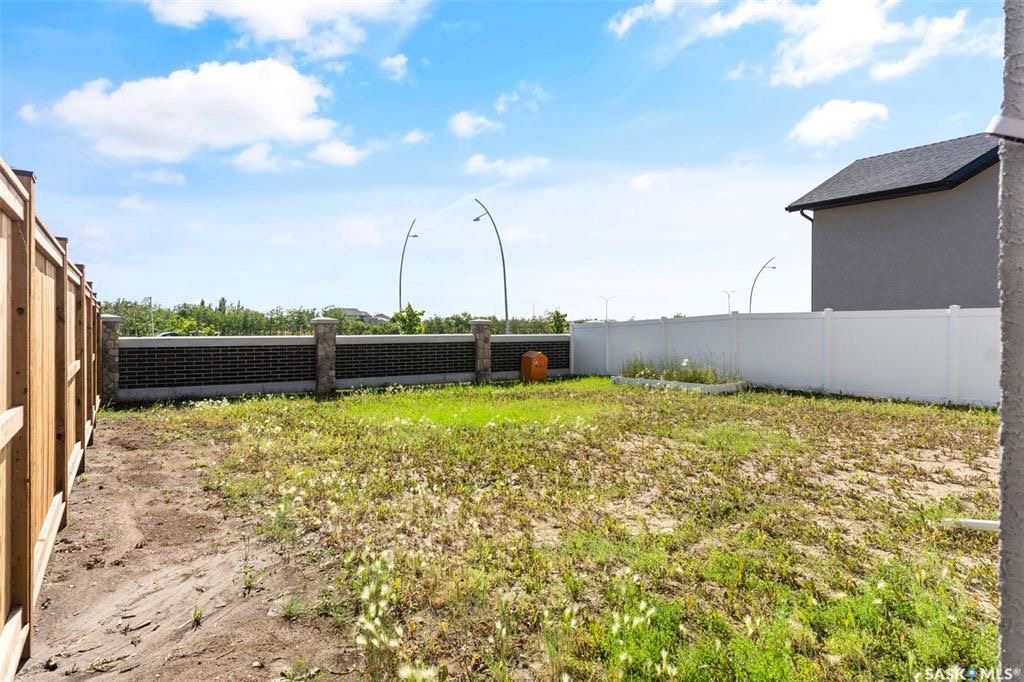 Evergreen2167尺独立屋出售，高档装修，大地块私密大院子（背后不靠邻居）。一楼带独立书房，9尺层高，实木地板，吸顶音响，厨房大理石台面，升级橱柜，高档不锈钢家电。客厅带壁炉造型墙。二楼3个大卧室带一个超大多功能厅，主卧洗手间干湿分离，地暖加热。双车库带保温。另有宽大前露 - 19