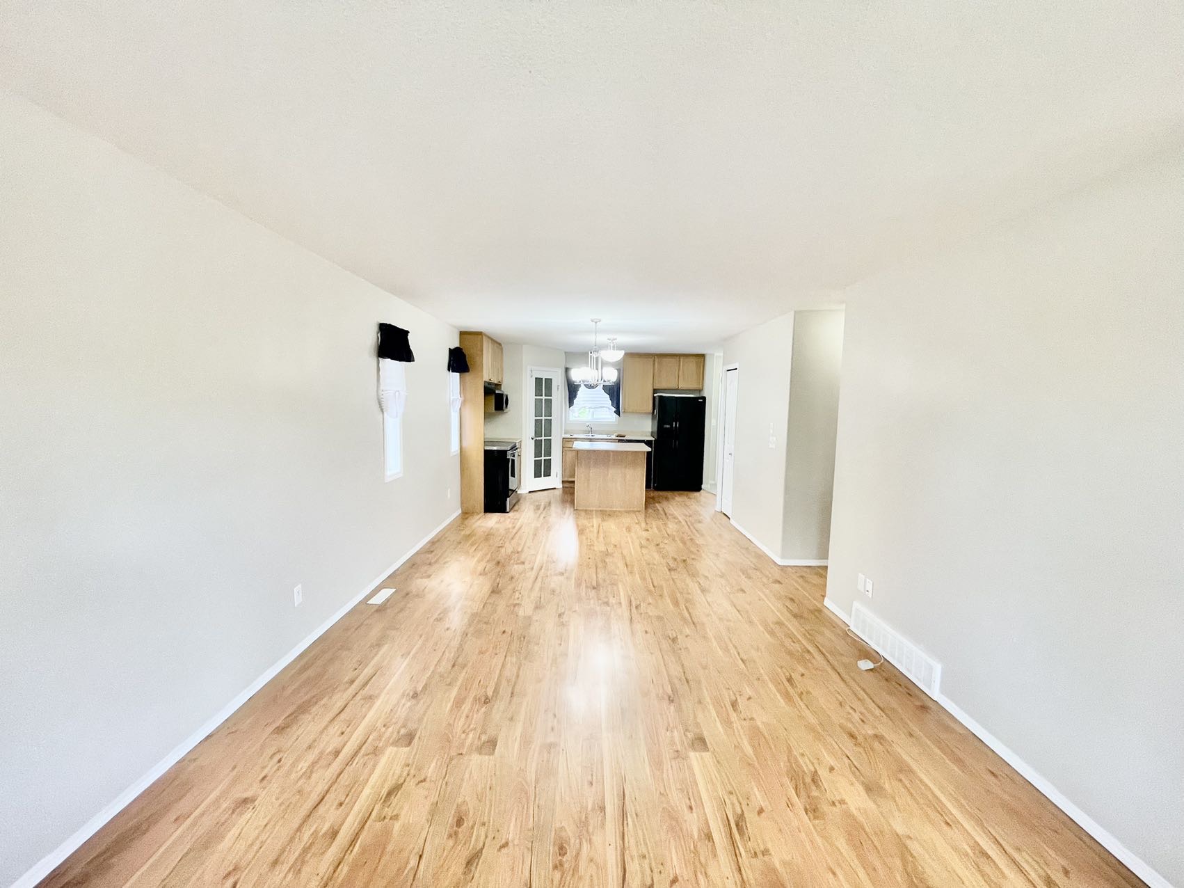 Willowgrove小区4房3卫两层独立屋出售1152尺，2007年建，本地业主，双车库带独立院子和大露台。合成板地板，枫木橱柜，带岛台和角柜，宽敞明亮客厅。2楼3房一洗手间，主卧带步入衣柜和水池梳妆台，地下室完整装修有一房一厅一卫。位置便利步行至小学，公园，超市购物。自住投资 - 6