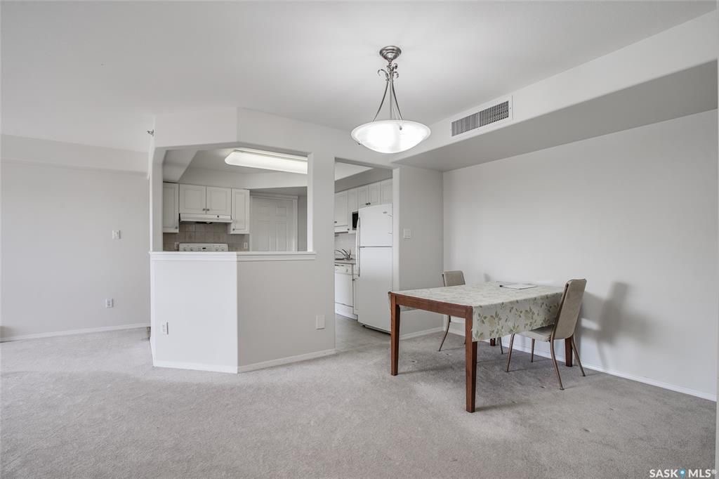 河东中心位置Main st，2003年建 超过1000 尺顶楼2室2卫公寓出售。近8街，大学等一切设施。安静高档公寓楼带电梯地下停车位。开放式设计，大窗户，采光好，带洗衣烘干设施，独立朝东大阳台和地下储物间。房屋状况好。挂牌价格 $239000详情联系地产经纪Gary Gai - 6