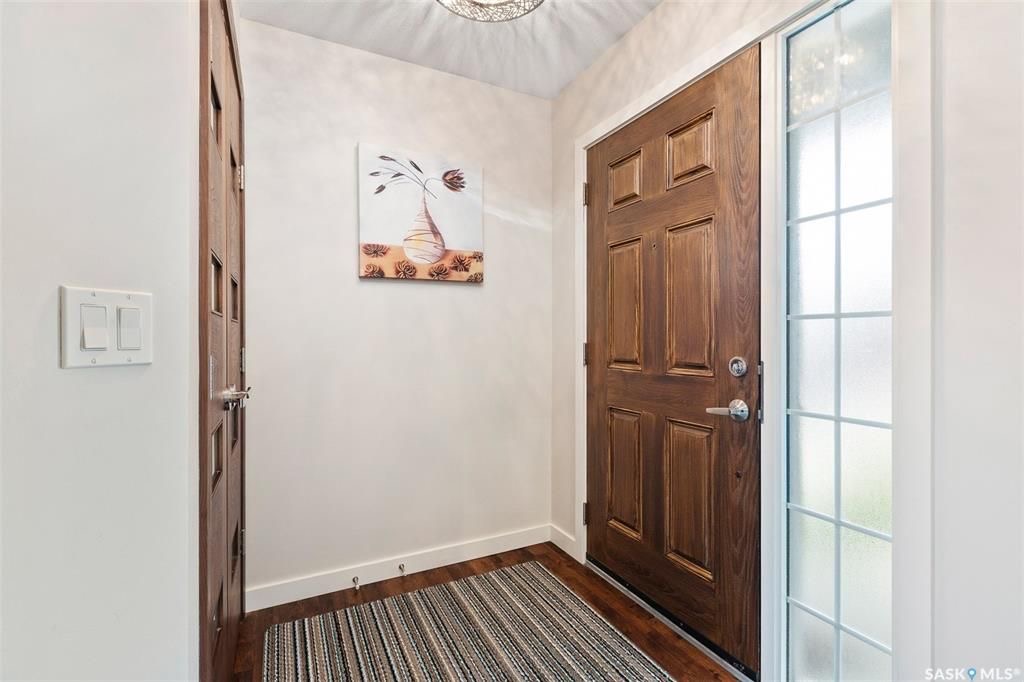 Willowgrove小区2014年建3房3卫联排别墅出售。本地人业主，地理位置安静私密，房屋年代新，整体保养好。交通便利，可步行至两所小学和公园，近百年高中，近购物中心。一楼多窗户朝南自然光充足，客厅宽敞明亮。实木地板，理石台面，纽约现代风橱柜，不锈钢家电。二楼3大卧室，主卧超 - 4