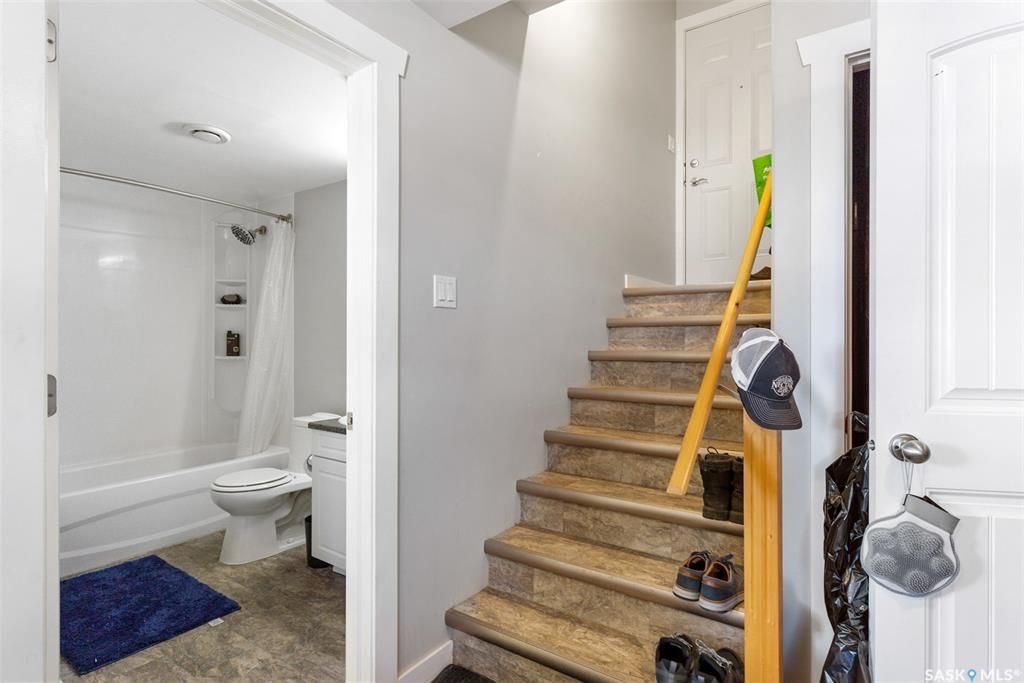 Evergreen小区1215尺错层独立屋出售, 本地西人业主，4房3卫，半地下室带合法出租1厅 1房间1卫分电表，独立出入独立洗衣烘干，另有1大活动空间用于主层住户使用，双车库外加1室外停车位，拐角地块多停车位，带露台，采光好，步行百米至两所小学及公园。 - 18