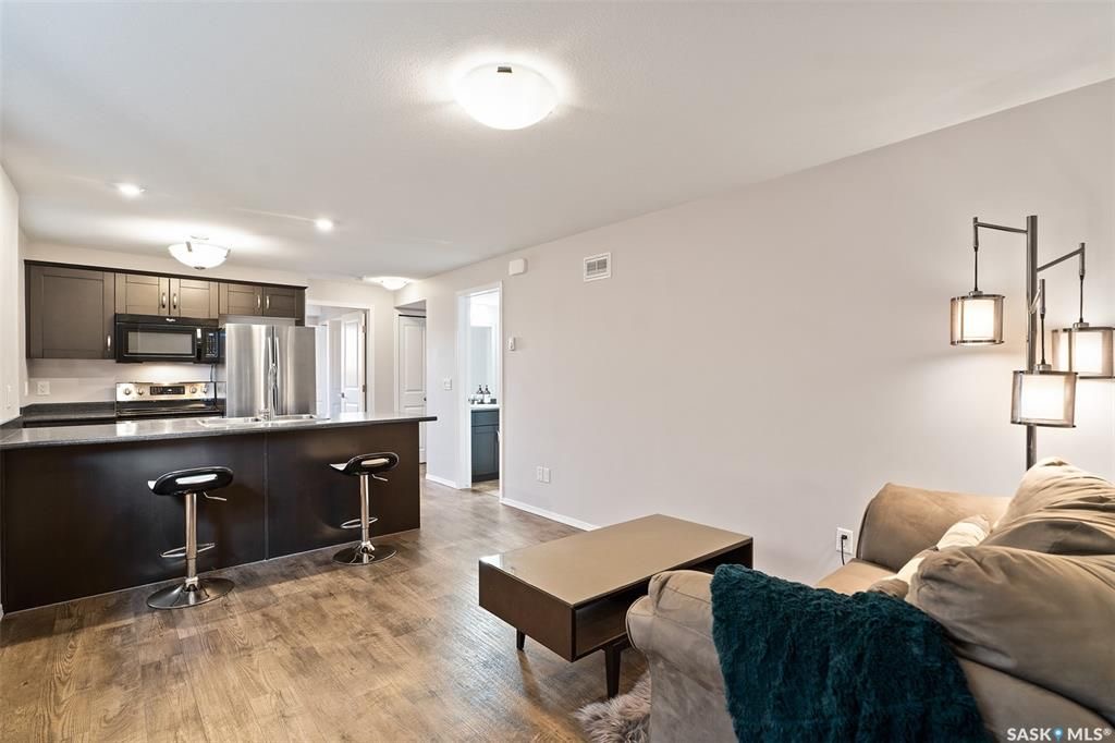 位于Stonebridge 小区紧靠公园绿地，近小学，购物设施，2015年建1249尺Bi Level错层独立屋5房3卫含2室一厅合法出租地下室，出售。 保养如新，大窗户采光好，高档装修，地下室有额外活动空间用于房主使用，外加地下室两房合法出租套间（独立出入，独立电表，独立厨房洗 - 26