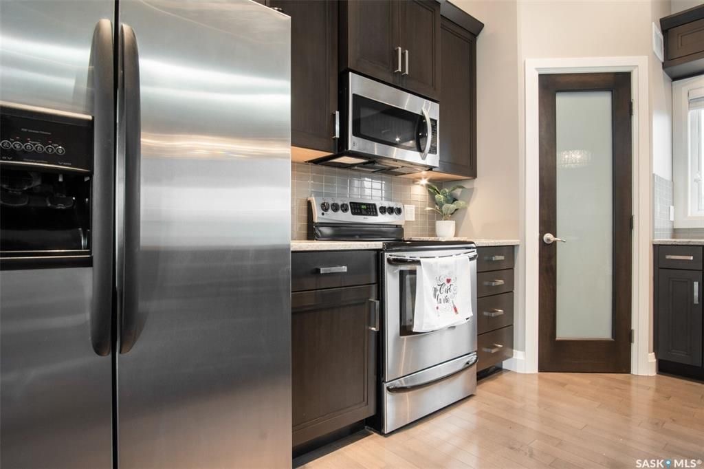 Evergreen 小区5房3卫错层独立屋出售，位于小区最优路段，安静宽敞私密，近小学，高中，公园，购物。高档装修，开放式设计，挑高尖顶，实木地板，飘窗，升级枫木厨房带不锈钢家电和角柜，全大理石台面及厨房背景砖，主卧带步入衣柜高档明卫干湿分离双洗手台洗手间，半地下室大窗户明亮如地 - 13