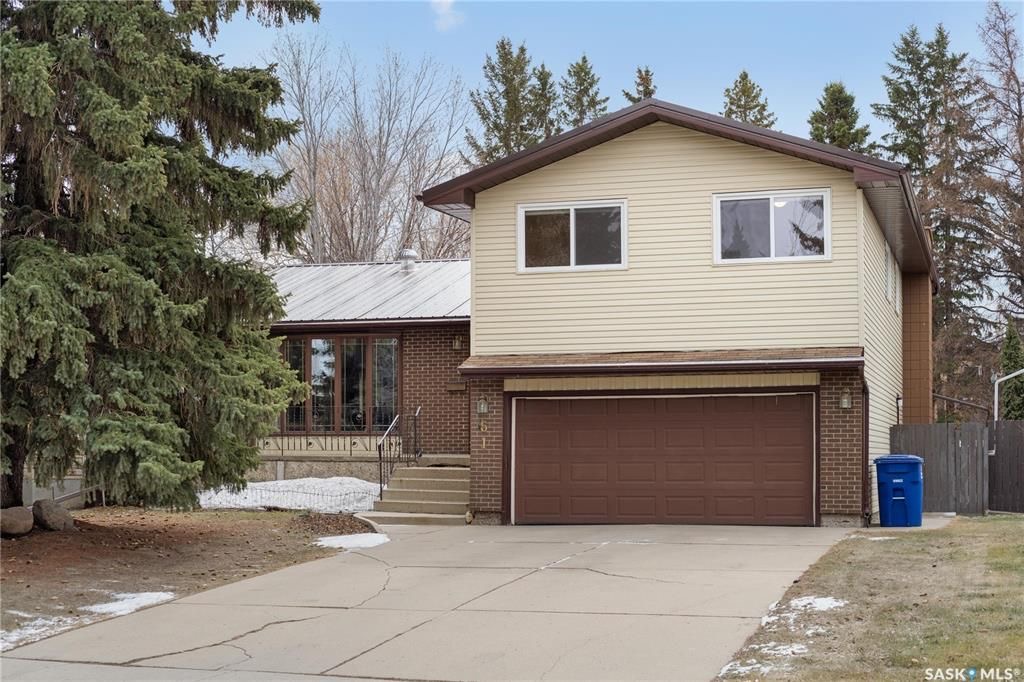 College Park小区近学校近八街安静好地段2274尺独立屋出售。4 房4卫3厅，错层结构。房屋宽敞明亮，实木/软木地板，更新升级厨房台面橱柜，朝南阳光房/正餐厅。二楼房间尺寸大全木地板；主卧带独立洗手间。地下室有超大活动空间，水吧台，洗手间，另有独立工作室。所有大件设备均 - 4