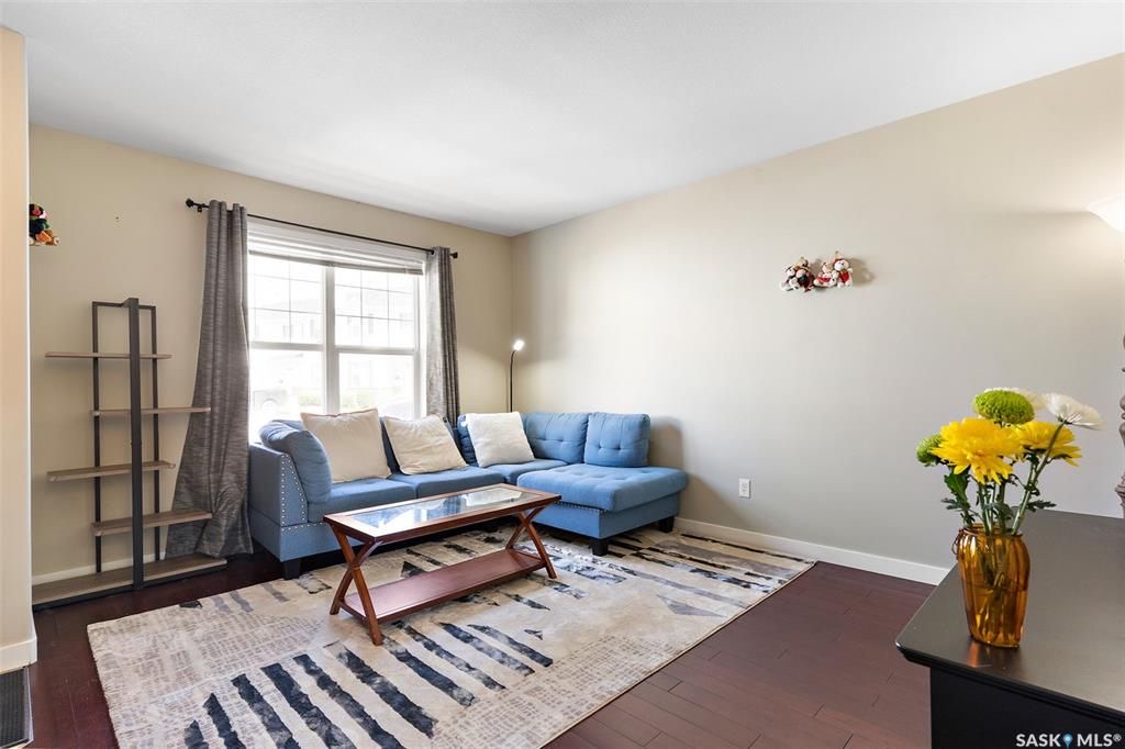 Lakewood小区2003年建3室2卫湖景联排，后院紧邻小湖公园绿地，好风景，好采光。房屋保养好，带双车位，新装中央空调，新换洗衣机，洗碗机，微波炉抽油烟机。客厅实木地板。可以步行至附近商业购物方便，近小学。状况好，保养如新，开价$239000。 有意请联系地产经纪Gary G - 9