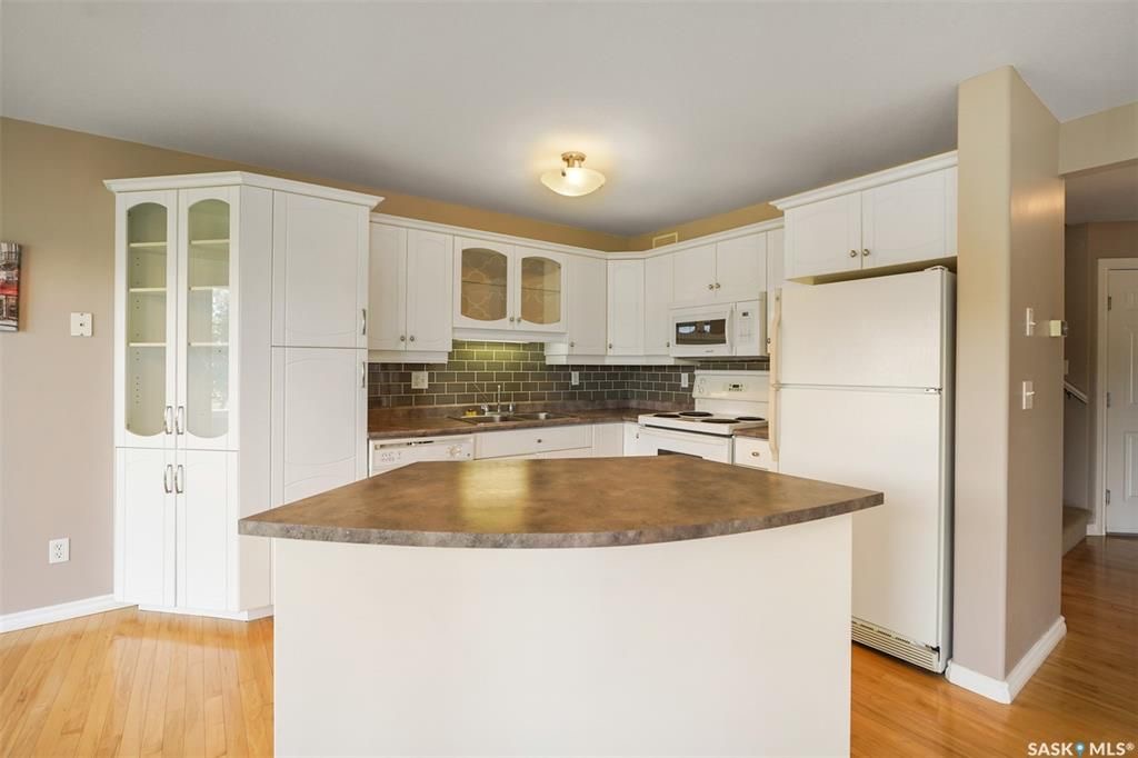 Briarwood小区私密联排出售3房3卫，安静边户多窗户采光好，安静私密绿地，背面没有邻居。二楼三个大尺寸房间，地下室装修有1超大多功能厅外加洗手间，保养如新，实木地板，升级橱柜，天然气壁炉，天窗，中央冷气等。挂牌价格 $285000。详情联系地产经纪Gary Gai 盖王睿  - 13