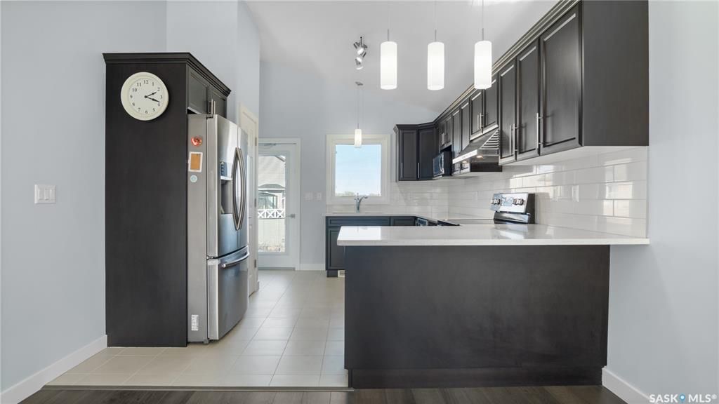 Stonebridge小区Fraser Homes建商1147尺错层独立屋，5房3卫，带半地下2室一厅一厨一卫独立出入合法出租套间出售。连房双车库，超大扇形地块，主层有尖顶调高天花板，合成木地板和瓷砖地板，大理石厨房台面。不锈钢家电。采光好，保养如新。挂牌价格：$499000。 - 6