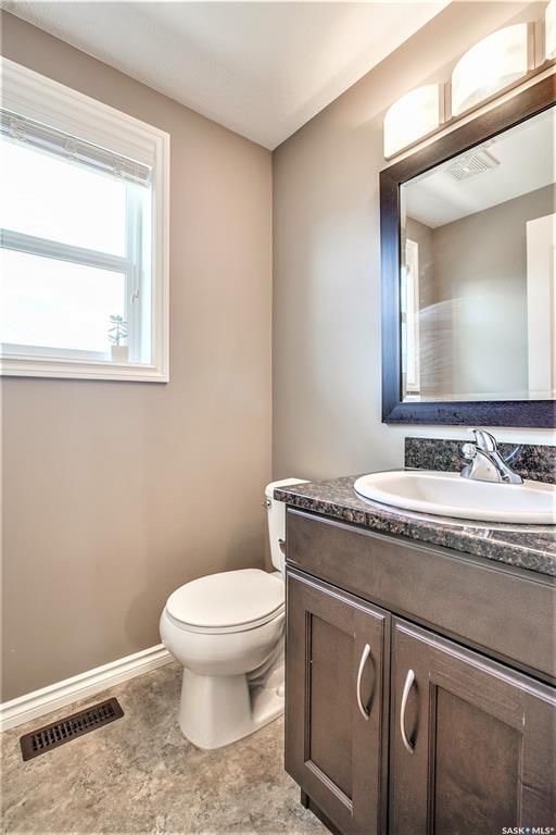 Willowgrove小区2012年建1320尺3房3卫联排别墅出售。房屋年代新，步行百米至两所小学和公园，近百年高中，近购物中心。一楼朝阳自然光充足，客厅宽敞明亮。9英尺挑高，高级复合板地板，全花岗岩台面，枫木橱柜，不锈钢厨房设备。二楼2个超大卧室均带独立洗手间和步入式衣柜。地 - 12