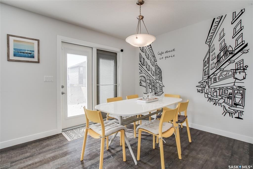 Stonebridge小区2016年新建1390尺独立屋出售。位置处于小区核心极为便利，可步行至小学和超市购物。完全装修，3房4卫（地下室带独立出入口，可以轻易隔出第四个房间如果需要） ，主卧带洗手间，状况如新。高档装修：升级地板橱柜，理石台面。后院朝南光线好。院子完工。 - 5