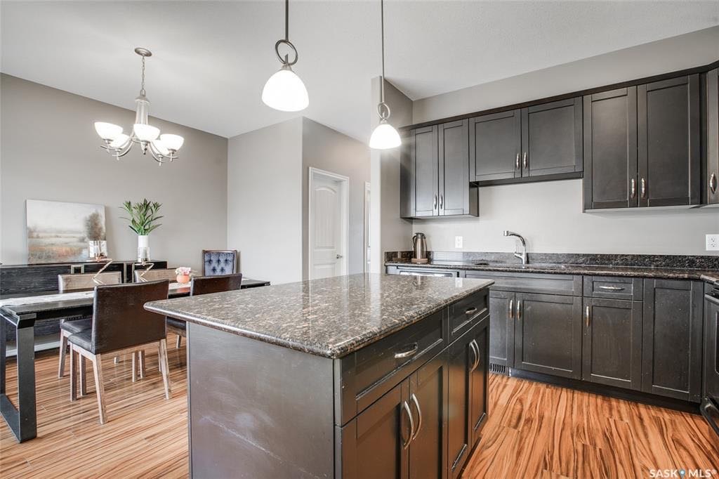 Willowgrove小区3房3卫联排出售。带独立私密小院，主卧带完整洗手间。步行百米小学，近高中，公园，购物。房屋保养佳采光好，高档装修：大理石台面，不锈钢家电，大尺寸房间，一车库一车位，地下室未装修。挂牌价格：$309900。详情请联系地产经纪Gary Gai 盖王睿 - 7