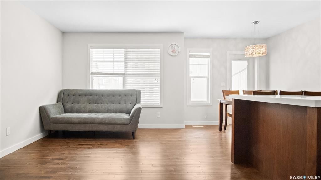 Willowgrove小区2014年建1245尺3房3卫联排别墅出售。地理位置安静私密，面朝农田美景，主卧窗户可赏北极光。房屋年代新，整体保养好。交通便利，可步行至两所小学和公园，近百年高中，近购物中心。一楼朝阳自然光充足，客厅宽敞明亮。实木地板，理石台面，现代橱柜，不锈钢家电。 - 6