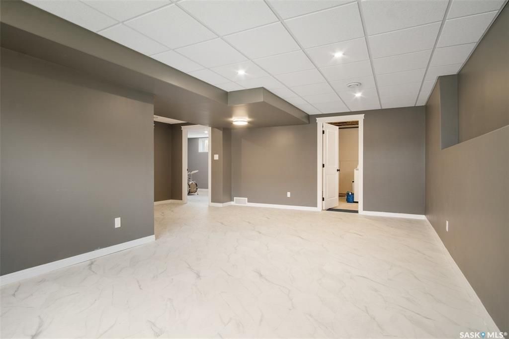 Willowgrove小区5房3卫错层独立屋出售，背靠农地美景，私密无遮挡视野。开放式设计，挑高尖顶，实木地板，枫木厨房带不锈钢家电和角柜，主卧带步入衣柜独立洗手间，半地下室多大窗户9尺层高，2房1超大活动厅外加豪华独立洗手间。双车库带保温，大后院大露台。房屋采光好，保养佳。挂牌 - 23