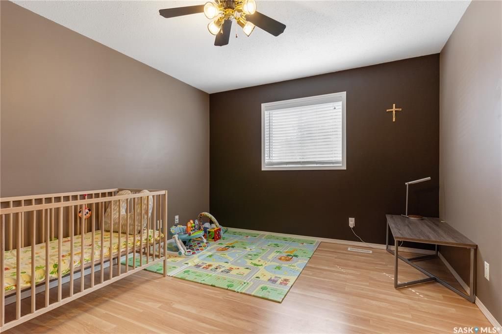 Wildwood小区错层边户联排出售。3房2卫连房子单车库外加室外双停车位，后院露台。主层挑高天花板，合成板地板，半地下室大窗户，近期更换高校锅炉和热水器。房屋保养优，采光好，近公园，学校，购物。挂牌价格 $305,000。详情联系地产经纪Gary Gai 盖王睿 3063413 - 17