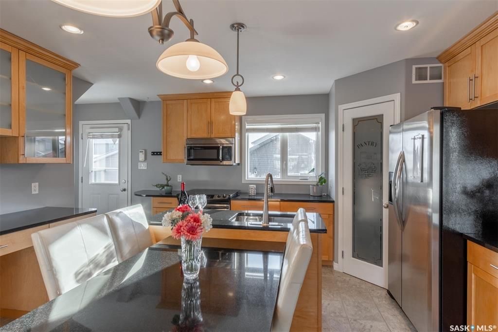 Willowgrove小区安静核心路段4房4卫独立屋出售。步行百米至两所小学，步行15分钟可至百年高中及附近购物。房屋全新刷漆保养如新。开放式设计，实木地板，理石台面，枫木橱柜。二楼三个卧室均更新为木地板，大主卧带独立洗手间配有冲浪浴缸。地下室加高层高，装修有一房一厅一卫。另有朝 - 8