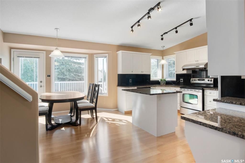 Erindale小区核心地段4房3卫1845尺独立屋出售。步行百米至两所小学Dr. John G. Egnatoff & Father Robinson), 两所高中 St Joseph & Centennial Collegiate, 购物及公园。房屋保养极佳，好格局，采光通透 - 9