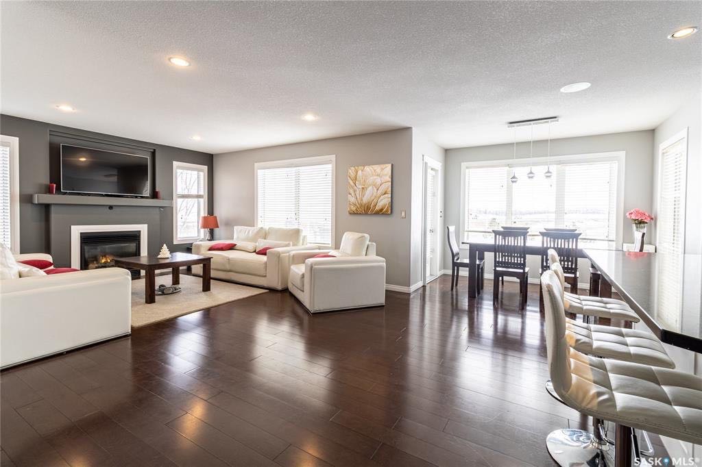 Briarwood小区2302尺步出式地下室独立屋出售，背后无敌景观，全方位采光，完全前后私密性，6房4卫，一层带书房，新厨房，新地板，新装修洗手间。开价：685000。有意请联系地产经纪Gary Gai 3063413677 微信：gary3677。 - 6