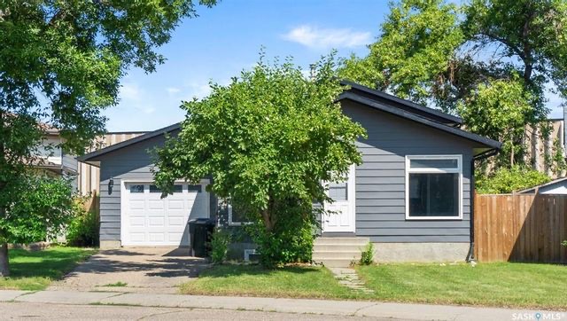 Wildwood小区错层结构3房2卫独立屋出售。位置优越，步行至Central Mall ，8街购物，学校，公园。全新刷漆，更新枫木厨房，更新窗户，屋顶瓦片，洗手间翻新。私密成熟大后院，连房子单车库外加双车道停车。房屋格局采光好。挂牌价格：$379000。详情请联系地产经纪Gar - 4