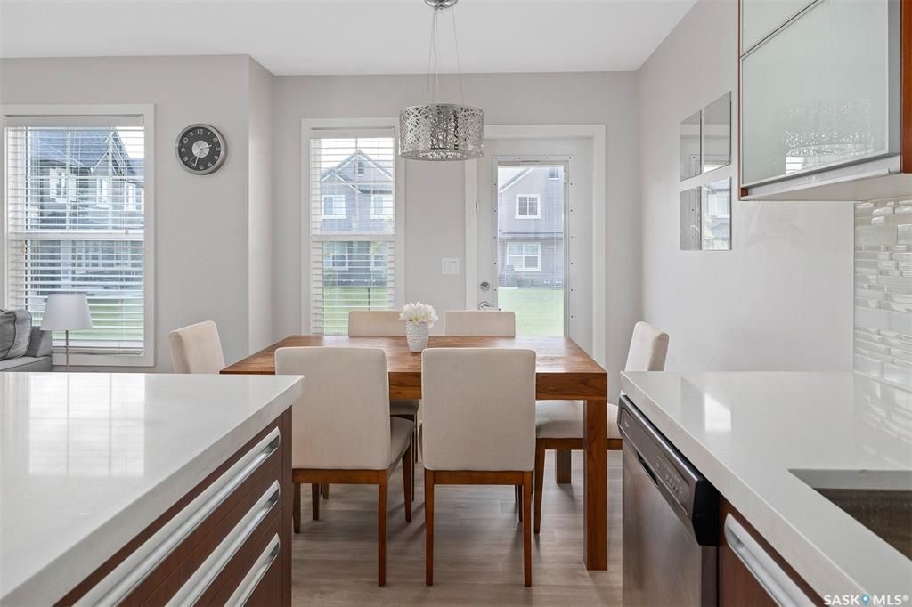 Willowgrove小区2012年建3房3卫1340尺安静边户联排别墅出售。地理位置安静私密，面朝农田美景，主卧窗户可赏北极光。房屋年代新，整体保养好。交通便利，可步行至两所小学和公园，近百年高中，近购物中心。一楼多窗户自然光充足，客厅宽敞明亮。新换地板，理石台面，纽约现代风橱 - 15