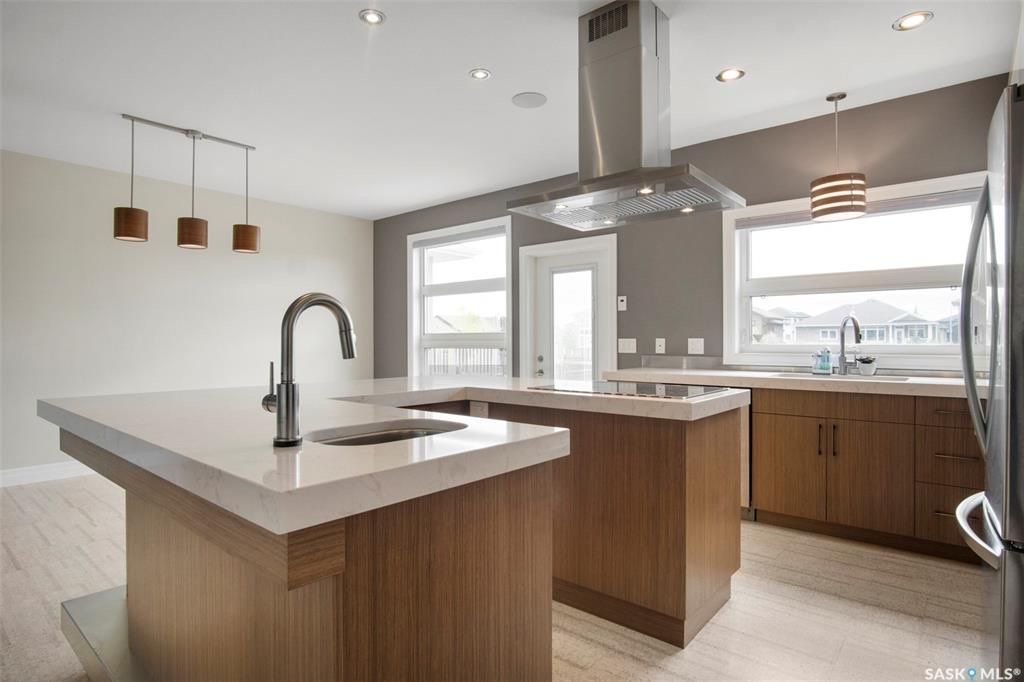 Rosewood小区2419尺现代风格2层独立屋出售。本地人业主，背靠公园绿地。3房3卫+1书房。顶级豪华装修：双向壁炉，软木地板，核桃木橱柜，大理石台面，全屋自动控制系统，主卧带5片豪华洗手间，二楼外加655尺超大阳台。位于小区最佳街区之一。挂牌价格：$829900。 有意请联 - 20