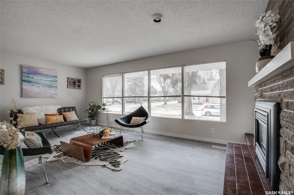 Brevoort Park 平层独立屋出售。步行至两所小学（St Matthew School & Brevoort Park School)，近两所中学(Holy Cross  High School & Walter Murray Collegiate) 8街购物。4房2卫 - 4