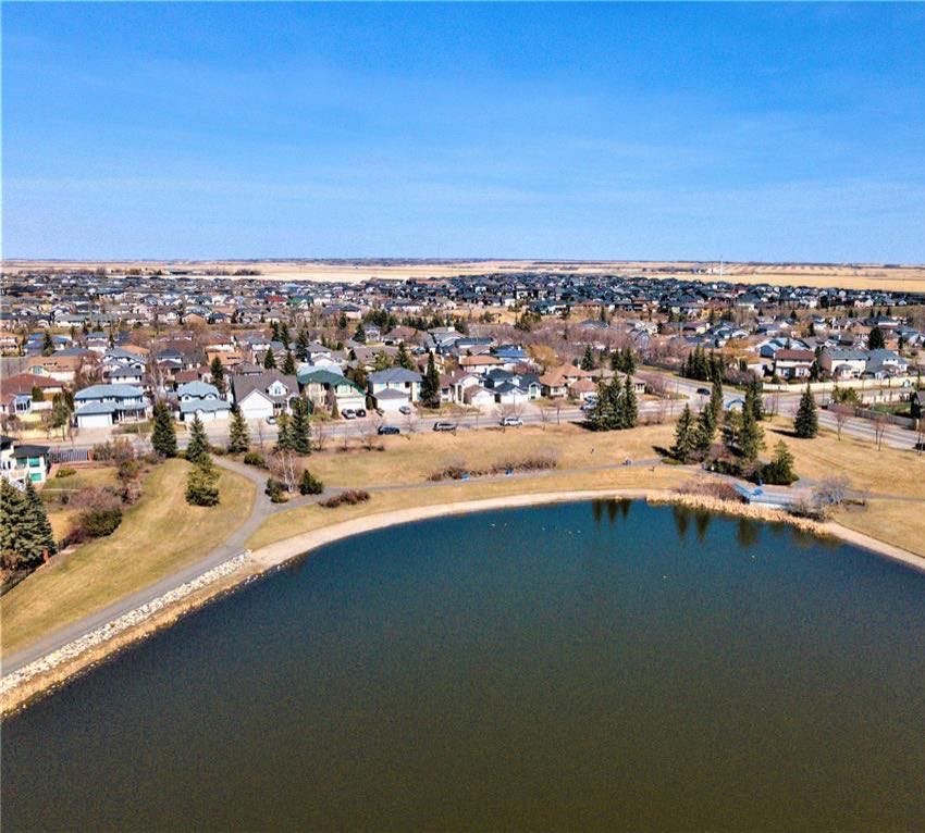 Erindale小区2016 尺湖景5房3厅独立屋出售。客厅和主卧可欣赏John Avant小湖公园，近Father Robinson和Dr John G Egnatoff小学。大窗户采光好，保养极佳，升级更新有：高效锅炉热水器（2018), 瓦片（2019），地板（2018 - 3