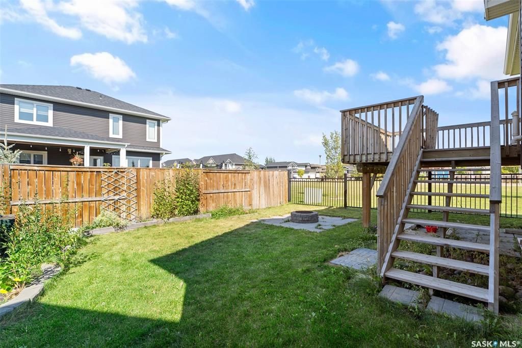 位于Stonebridge 小区紧靠公园绿地，近小学，购物设施，2015年建1249尺Bi Level错层独立屋5房3卫含2室一厅合法出租地下室，出售。 保养如新，大窗户采光好，高档装修，地下室有额外活动空间用于房主使用，外加地下室两房合法出租套间（独立出入，独立电表，独立厨房洗 - 32