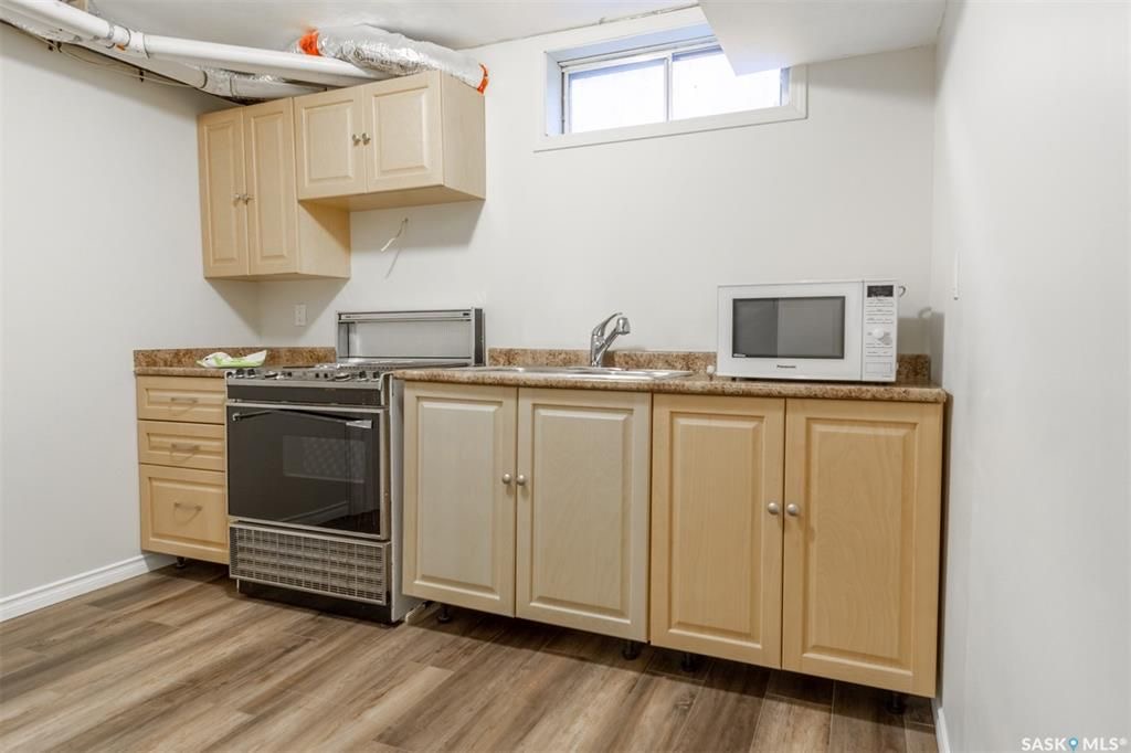 Lakeview 小区4错层1108尺独立屋出售，步行至Lakeview小学（英，法语），daycare，公园等。6房，洗手间全部翻新，双车库外加5个停车位，厨房大理石台面不锈钢家电，地下室带有独立厨房/水吧台。更新有锅炉热水器空调，地板，刷漆。空间充足，大院子成熟私密。挂牌价格 - 9