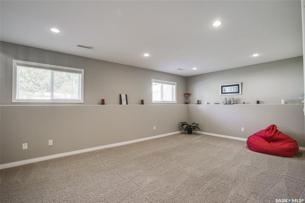 Lakeridge小区1995年建4房3卫3厅独立屋出售。尖顶挑高，3大卧室主卧带洗手间，半地下大活动厅，半地下大窗房间，私密大院子，双车库。保养佳，新刷漆。挂牌价格 $419000。详情联系地产经纪Gary Gai 盖王睿 3063413677 微信：gary3677 - 9