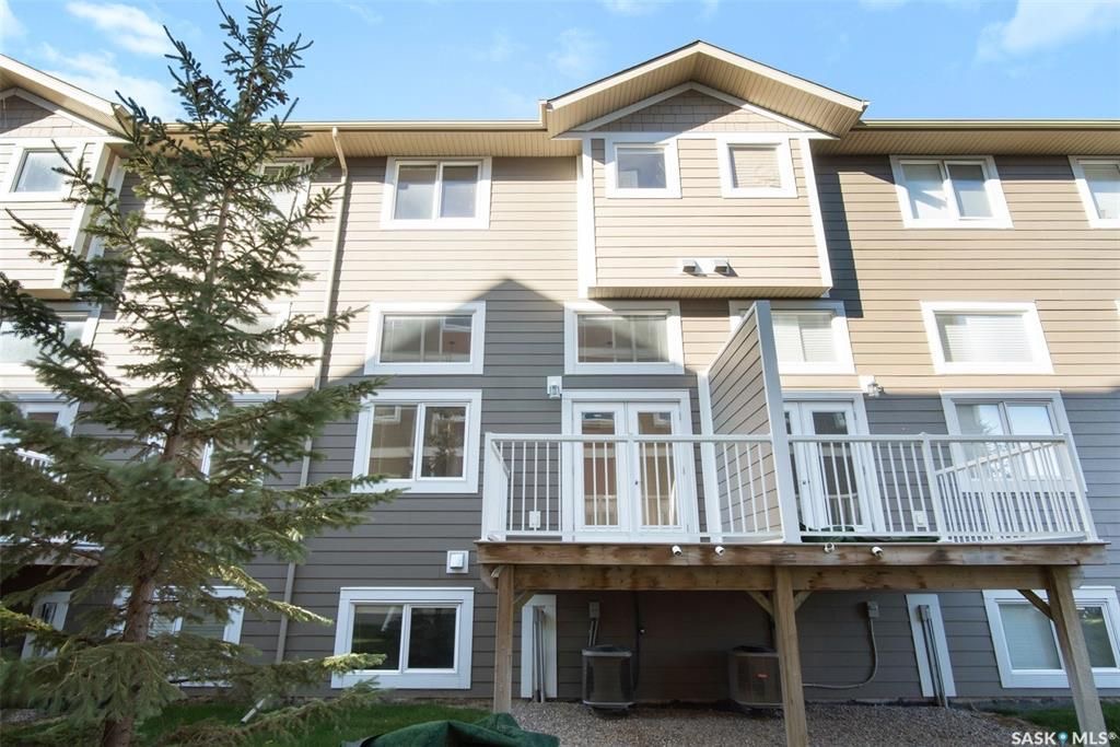 Stonebridge小区4房4卫翻新升级联排出售。近1500尺超大面积，步行至周围小学，公园，购物。大厅12尺挑高，全屋大部分全新换合成板地板，全屋全新刷漆，厨房枫木橱柜大理石台面，楼上3个大卧室，主卧带步入式衣柜和独立洗手间，半地下室完全装修好一房间/活动厅，大窗户外加洗手间 - 23