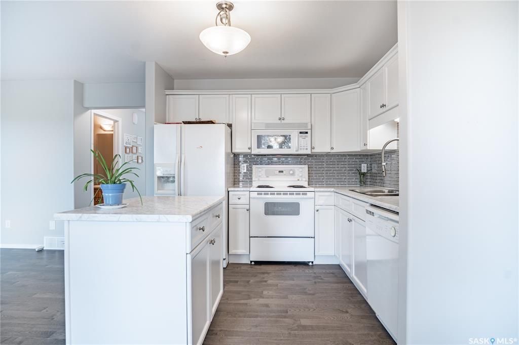 Briarwood小区低密度私密联排出售3房2卫，边户多窗户采光好，安静私密露台绿地，背面没有邻居。二楼三个大尺寸房间，地下室（带窗户）1超大多功能厅，保养如新更新有实木地板等。挂牌价格 $294900。详情联系地产经纪Gary Gai 盖王睿 3063413677 微信：ga - 6