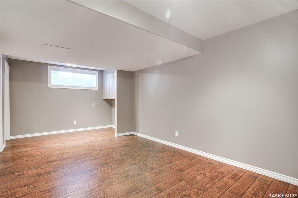 Willowgrove小区4房4卫加1书房联排出售。带独立私密小院，主卧带完整洗手间。步行百米小学，近高中，公园，购物。房屋保养佳采光好，高档装修：大理石台面，不锈钢家电，大尺寸房间，一车库一车位，地下室专业装修。挂牌价格：$315000。详情请联系地产经纪Gary Gai - 7