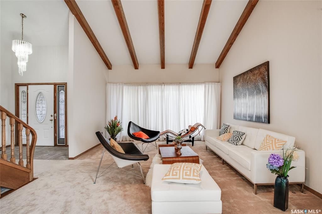 Wildwood小区最佳路段安静私密且便利，步行至8街Central Mall，近小学。2267尺独立屋占地10096尺 出售。5房4卫，3个大厅/活动空间，2个餐厅，二楼有4个卧室，地下室完全装修。大量更新升级：锅炉，热水器，不锈钢家电，瓦片，软水机，换风系统，部分窗户，厨房 - 4