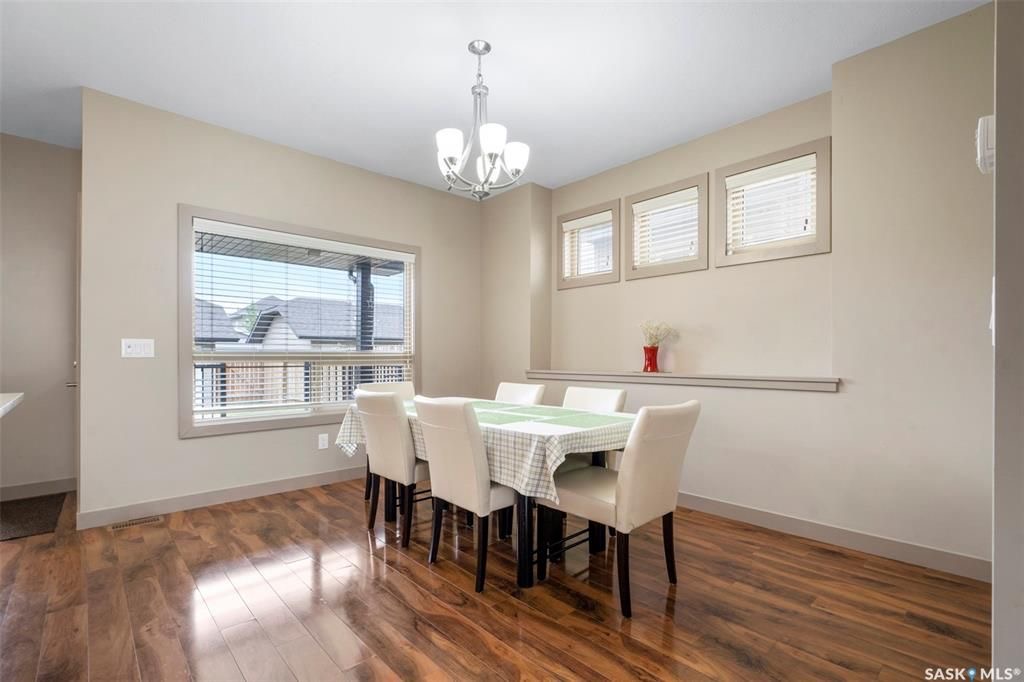 Evergreen小区核心路段2014年建1347尺4房4卫边户双车库联排别墅出售。房屋状况如新，可步行至小学和公园，近高中近购物。一楼客厅宽敞明亮，9英尺层高，高级复合板地板，全花岗岩台面，白色经典橱柜带阻泥，厨房不锈钢家电齐全。二楼洗衣房，超大主卧带完整洗手间和步入式衣柜。地 - 10