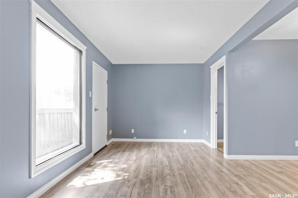 Sutherland小区4 房3卫联排出售。本地人业主，位置便利，近大学。连房子单车库外加一个室外车位。大窗户明亮，新不锈钢家电，新合成板地板和部分地毯，地下室完整装修有一房一厅一简易厨房水吧，另外带一独立露台。房屋近期更新，维护好。挂牌价格：$235000。 有意请联系地产经纪 - 6