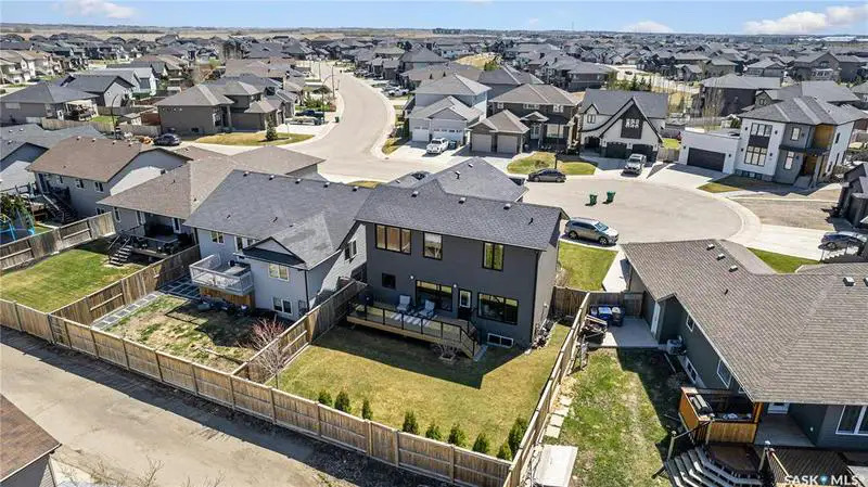 Willowgrove小区Blackrock建筑商两层4房4卫独立屋出售。位于小区安静私密钥匙扣路段，近小学，公园，购物。高档装修，三层窗户，实木地板，天然气石头装饰壁炉，枫木厨房大理石台面，升级洁具。二楼外加多功能厅。主卧带步入衣柜，豪华装修洗手间。地下室装修有一房一活动厅一卫 - 30