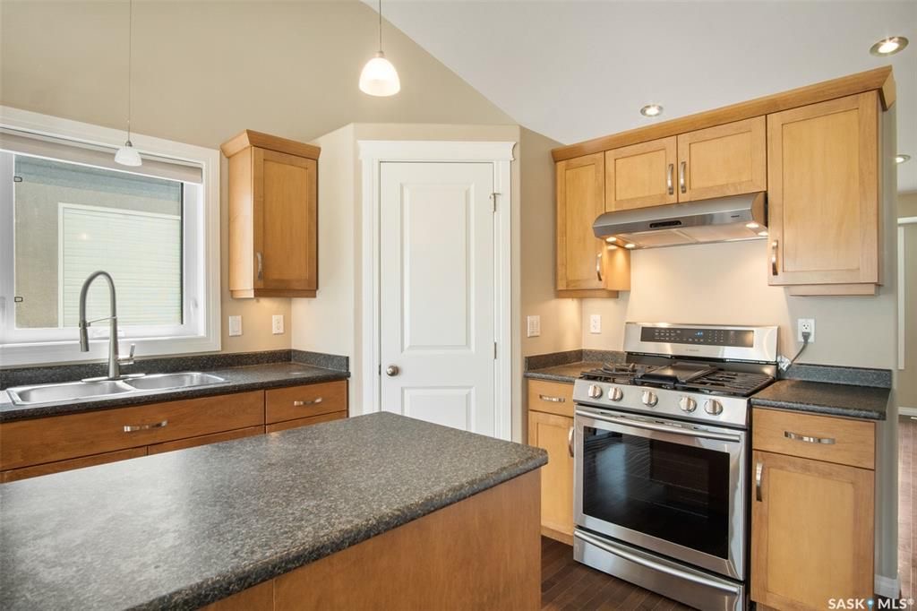 Willowgrove小区5房3卫错层独立屋出售，背靠农地美景，私密无遮挡视野。开放式设计，挑高尖顶，实木地板，枫木厨房带不锈钢家电和角柜，主卧带步入衣柜独立洗手间，半地下室多大窗户9尺层高，2房1超大活动厅外加豪华独立洗手间。双车库带保温，大后院大露台。房屋采光好，保养佳。挂牌 - 13