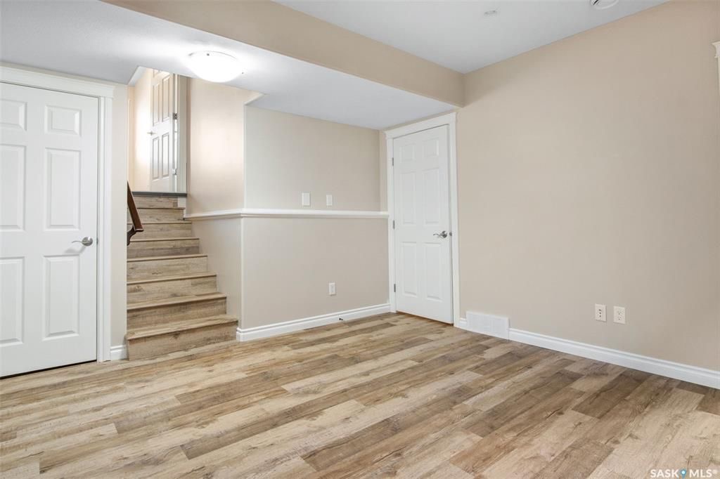 Stonebridge小区4房4卫翻新升级联排出售。近1500尺超大面积，步行至周围小学，公园，购物。大厅12尺挑高，全屋大部分全新换合成板地板，全屋全新刷漆，厨房枫木橱柜大理石台面，楼上3个大卧室，主卧带步入式衣柜和独立洗手间，半地下室完全装修好一房间/活动厅，大窗户外加洗手间 - 19