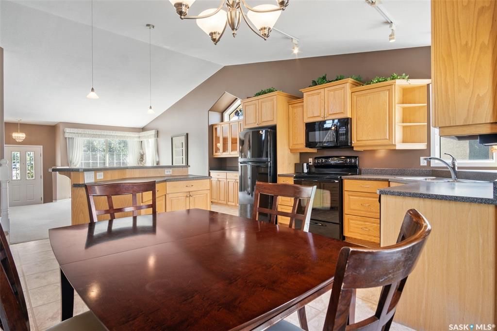 Erindale小区核心地段4房3卫1979尺独立屋出售。步行百米至两所小学Dr. John G. Egnatoff & Father Robinson), 两所高中 St Joseph & Centennial Collegiate, 购物及公园。房屋保养好，开放设计，采光通透 - 10