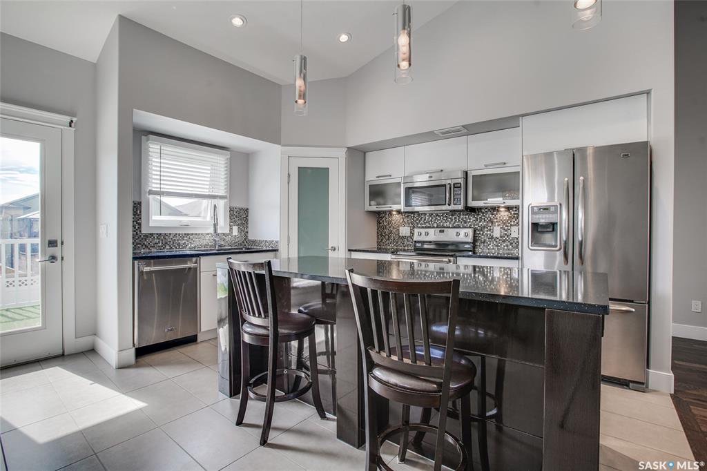 位于Evergreen小区，步行至小学，2014年建1650尺Bi Level错层独立屋含2室一厅合法出租地下室，出售。 保养如新，大窗户采光好，高档装修，地下室有额外活动空间和洗手间用于房主使用，外加地下室两房合法出租套间。前后院完全完工，免维护假草坪大露台（超过$4万成本)。 - 6